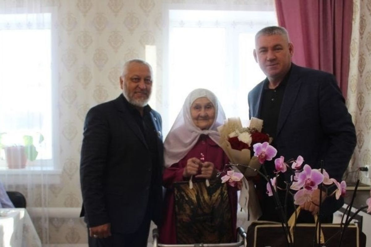 В Аксубаево партийцы поздравили с юбилеем землячку