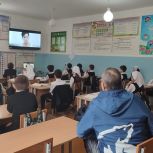 В школах Чечни по партпроекту «Единой России» «Детский спорт» состоялись кинопоказы о великих спортсменах