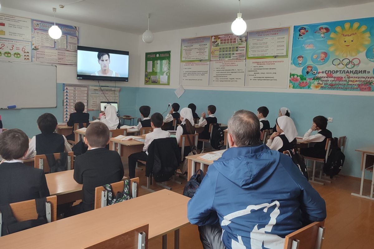 В школах Чечни по партпроекту «Единой России» «Детский спорт» состоялись кинопоказы о великих спортсменах