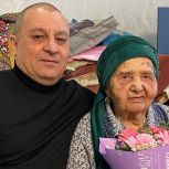 Секретарь Кунашакского отделения партии поздравил с юбилеем жительницу деревни Карагайкуль