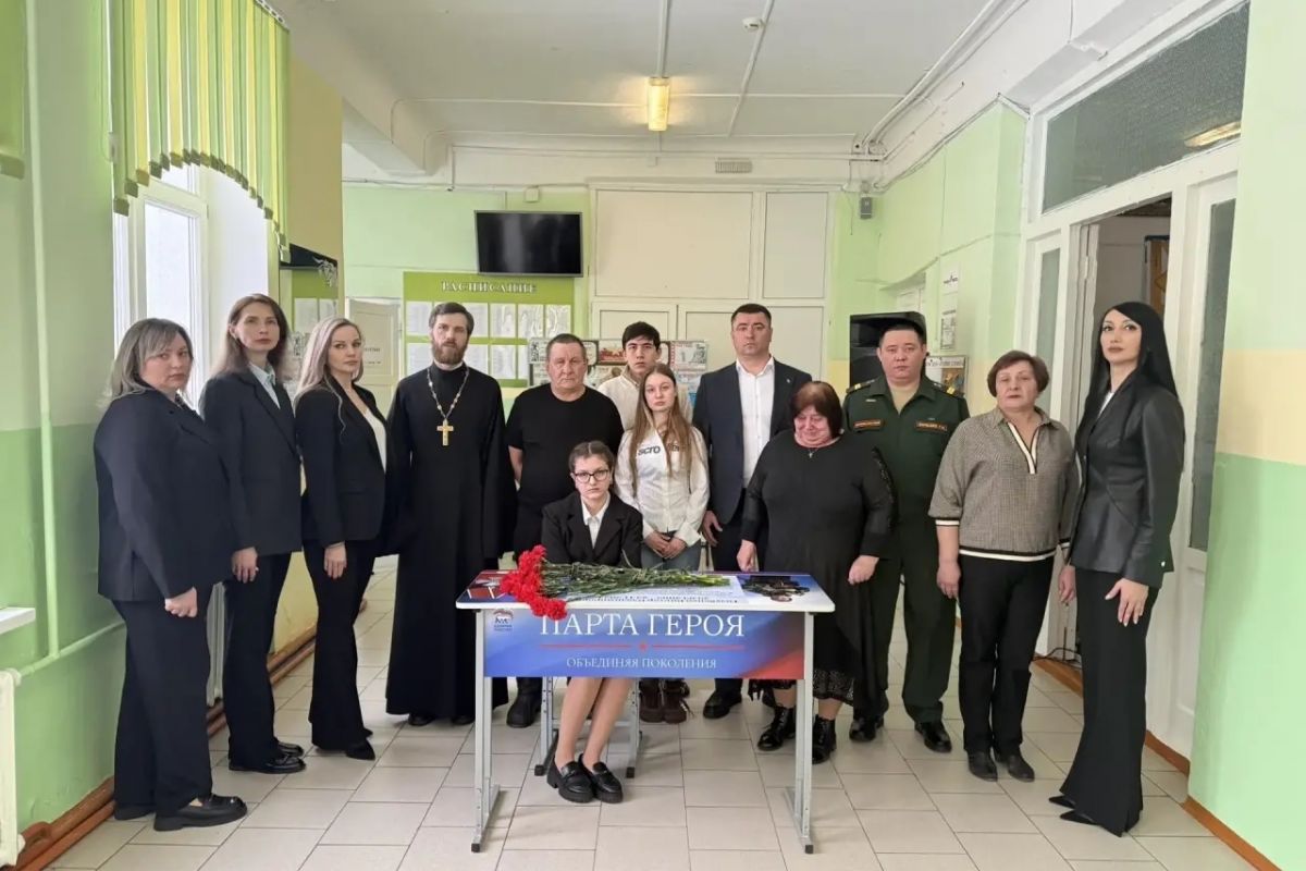 В школах Оренбуржья открыли новые «Парты Героя» по проекту партии «Единая Россия»