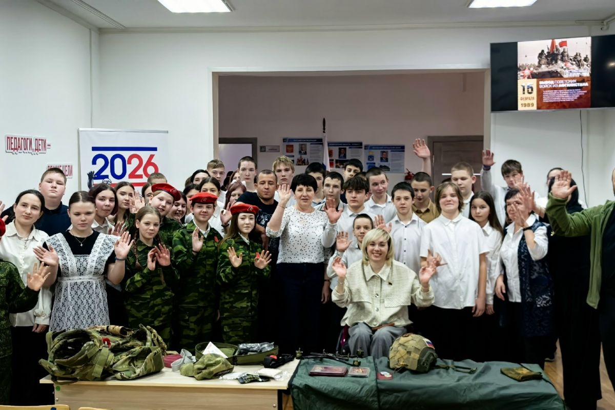 Единороссы провели «Урок мужества» для школьников в Белово