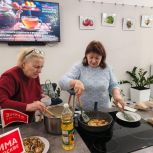 Московские единороссы испекли блины бойцам на передовую
