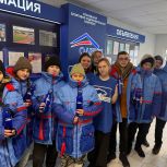Активисты Молодой Гвардии подарили жителям Сосновского округа праздничное настроение