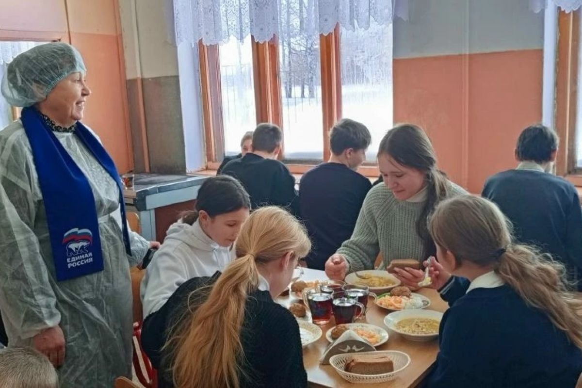 Знаменские партийцы проверили вкус и качество школьного питания
