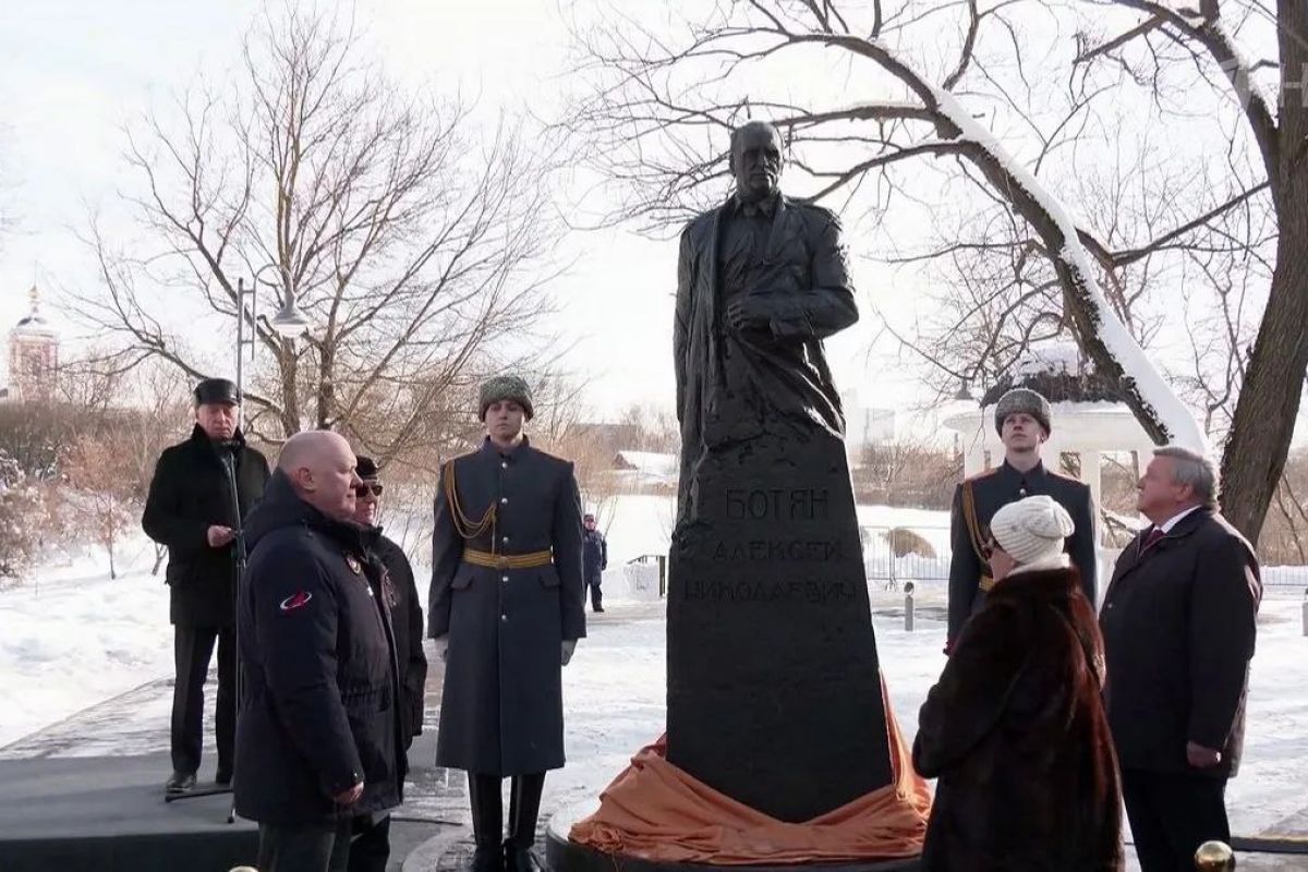 В Чертанове Южном открыли памятник легендарному разведчику Алексею Ботяну