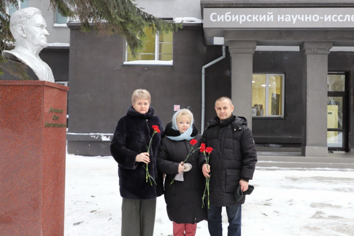 Активисты «Единой России» в Новосибирске почтили память выдающегося авиаконструктора Олега Антонова