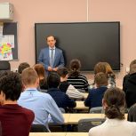 Депутат Мосгордумы Евгений Селивёрстов провёл занятие «Разговоры о важном» с учащимися школы №1579