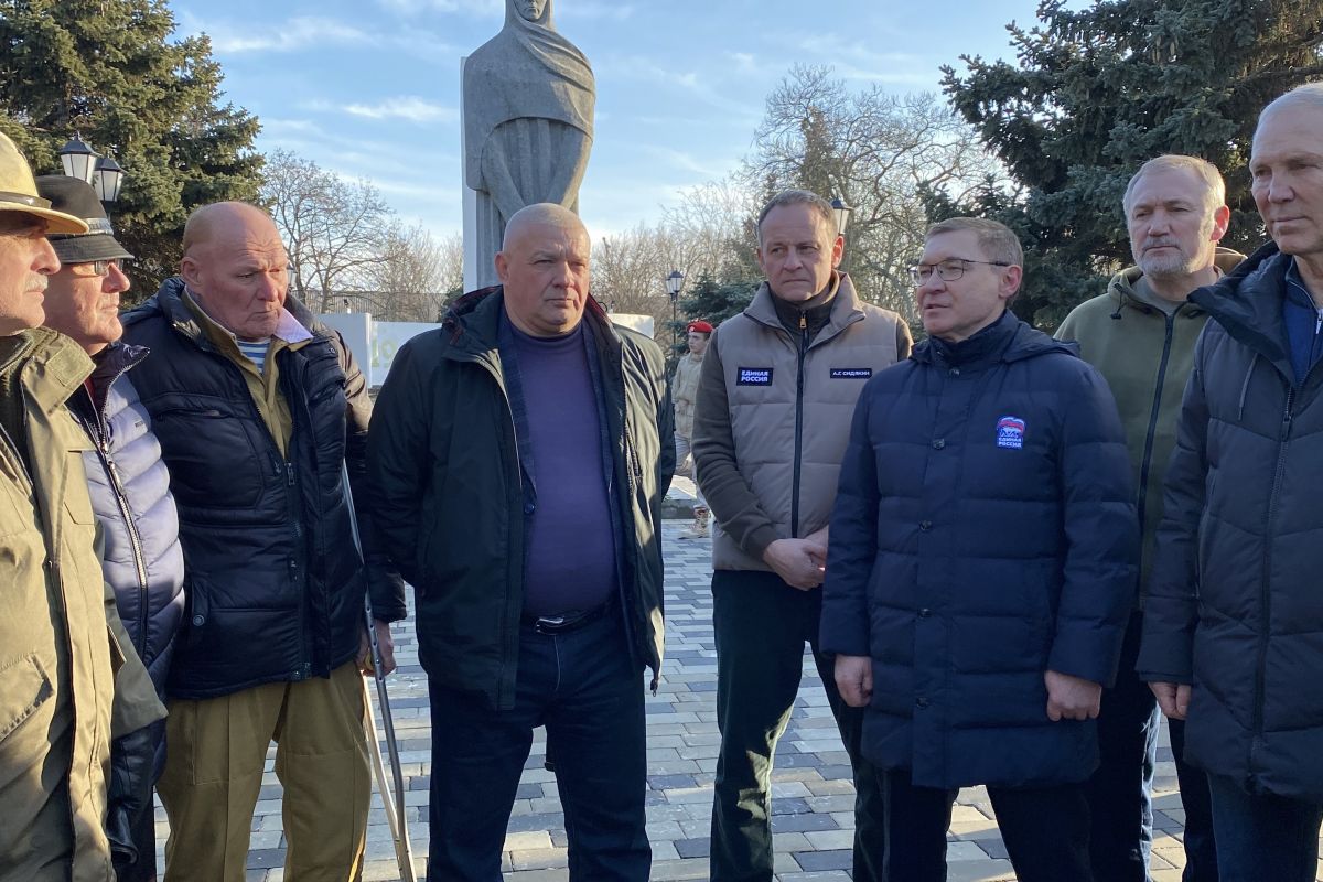 Владимир Якушев поздравил с Днём памяти воинов-интернационалистов ветеранов в Геническе