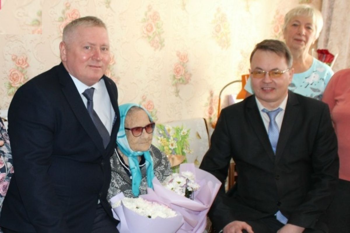 Партийцы поздравили труженицу тыла со 100-летием