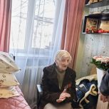 Игорь Лавров поздравил защитницу Отечества