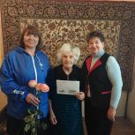 В Стаханове активисты Единой России поздравили с 94-летием ветерана труда