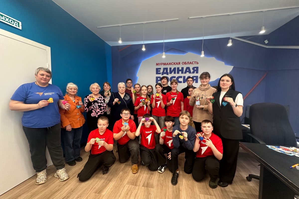 В Оленегорске Мурманской области «Единая Россия» обучила молодёжь изготовлению талисманов для бойцов