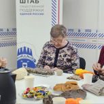 Активисты Единой России вяжут теплые носки и шарфы в рамках акции "Тепло для Героя"