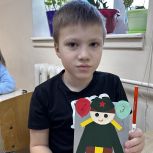 В рамках акции «Тепло для Героя» активисты «Единой России» и МГЕР провели для детей мастер-классы по изготовлению открыток