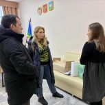 Сторонники «Единой России» передали канцтовары детскому клубу Чернышевского поселения