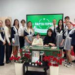 «Единая Россия» установила Парту Героя в школе Ясиноватой (ДНР)