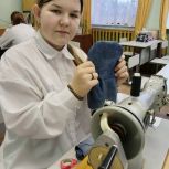 Школьницы из Усть-Кубинского округа шьют рукавицы и собирают посылки для бойцов СВО