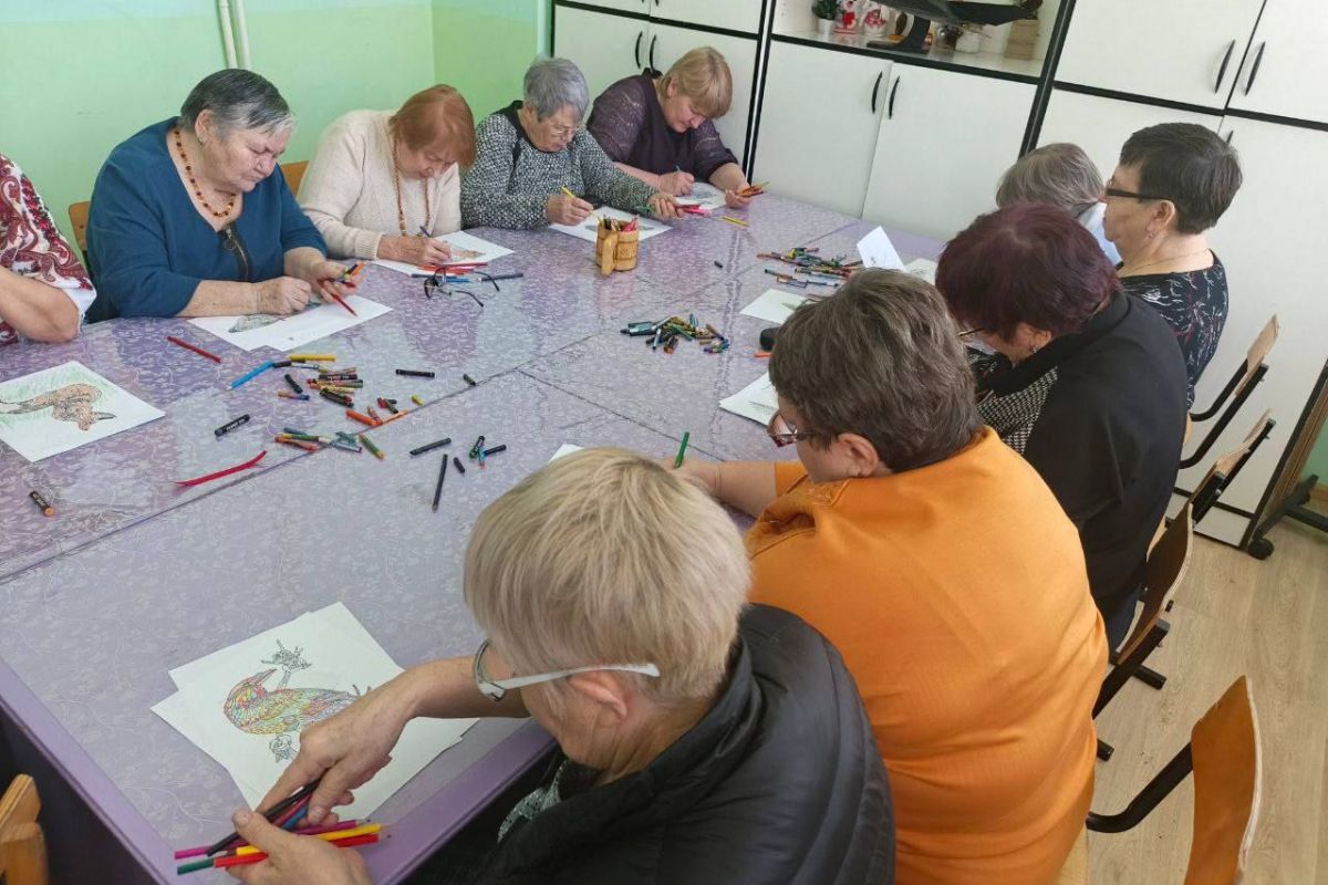 При поддержке «Единой России» в Вихоревке Иркутской области стартовали занятия по арт-терапии для старшего поколения