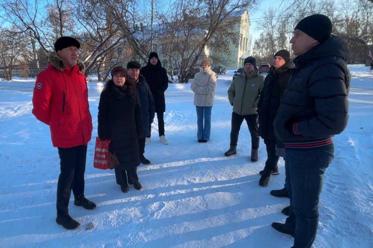 В Копейске обсудили реконструкцию футбольного поля в поселке Октябрьском