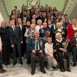 Зал стоя слушал юных артистов