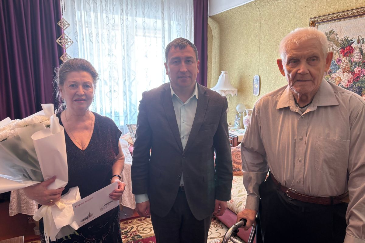 Владимир Пряхин поздравил с днем рождения ветерана Юрия Владимировича Смирнова