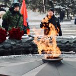 Члены Центрального местного отделения «Единая Россия» приняли участие в торжественной церемонии возложения цветов к Вечному огню, приуроченной ко Дню защитника Отечества