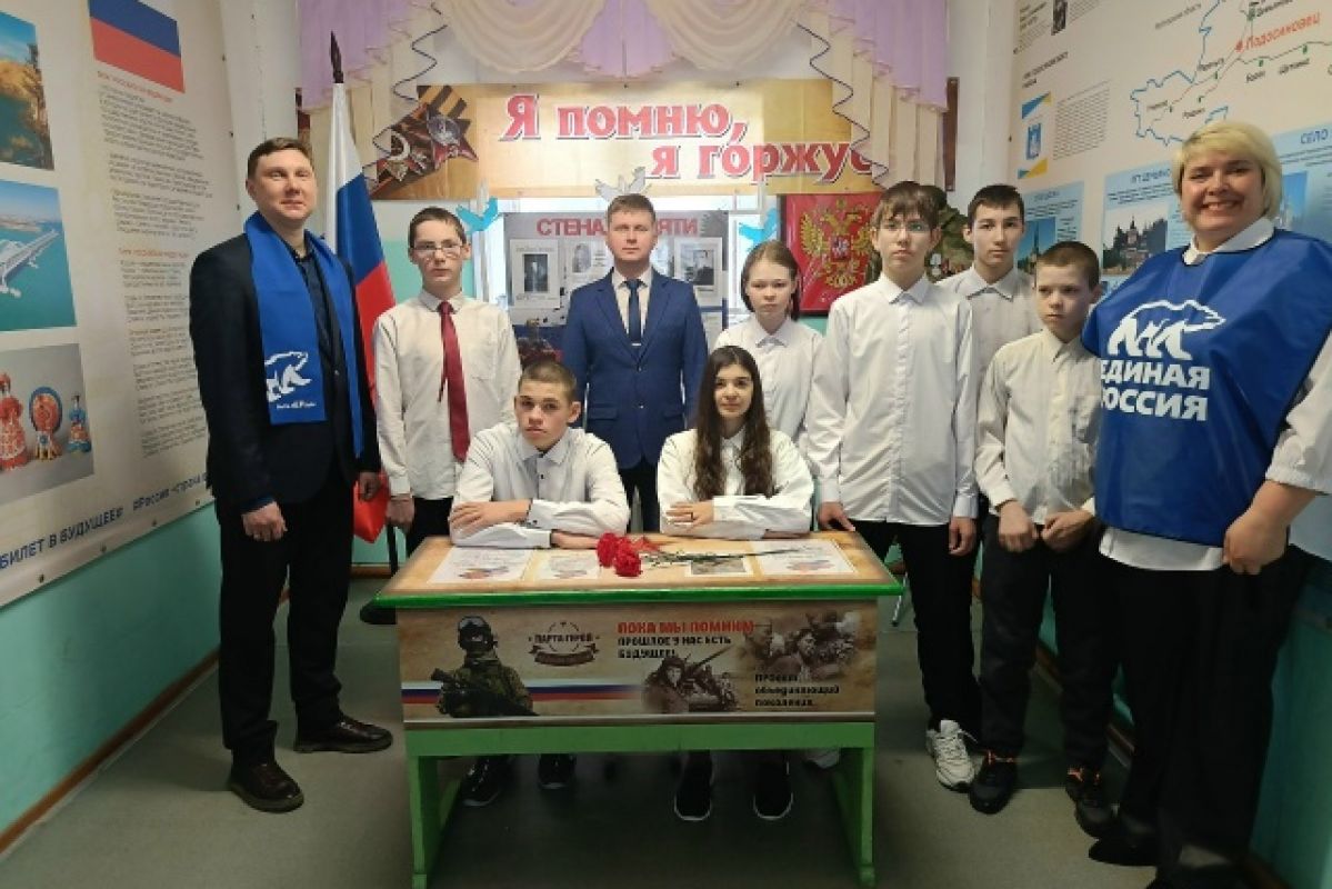 Память жива: в школах Кировской области открываются Парты Героев