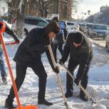 Активисты «Единой России» в Твери вышли на уборку после рекордных снегопадов