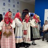Подарки, блины и силачи