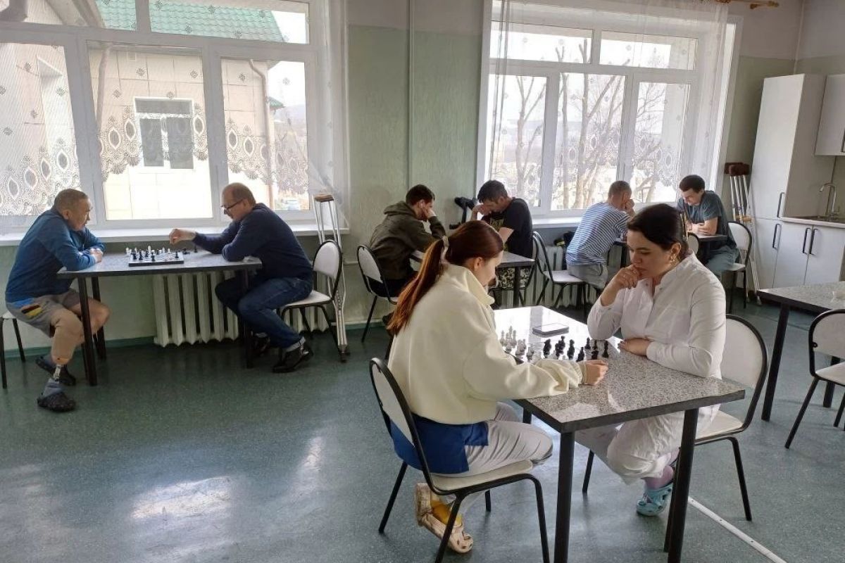 «Шахматы для СВОих»: активисты «Единой России» провели турнир для участников СВО в протезно-ортопедическом центре