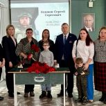 В школах Красноярска при поддержке «Единой России» установили две Парты Героя в память об участниках СВО