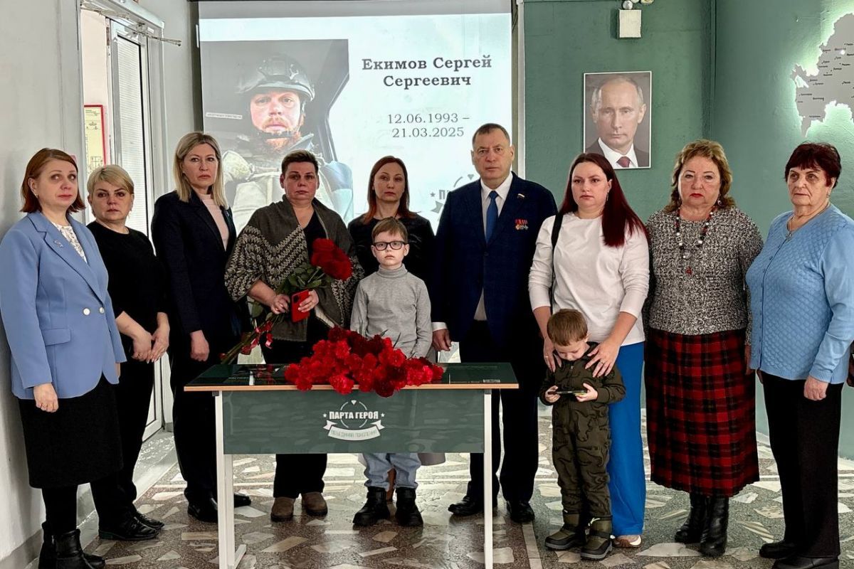 В школах Красноярска при поддержке «Единой России» установили две Парты Героя в память об участниках СВО