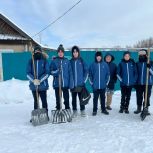 Активисты «Молодой Гвардии» помогли в расчистке от снега придомовой территории семьи участника СВО