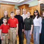 Владислав Кузнецов встретился с участниками молодёжного крыла «Узелки Победы»