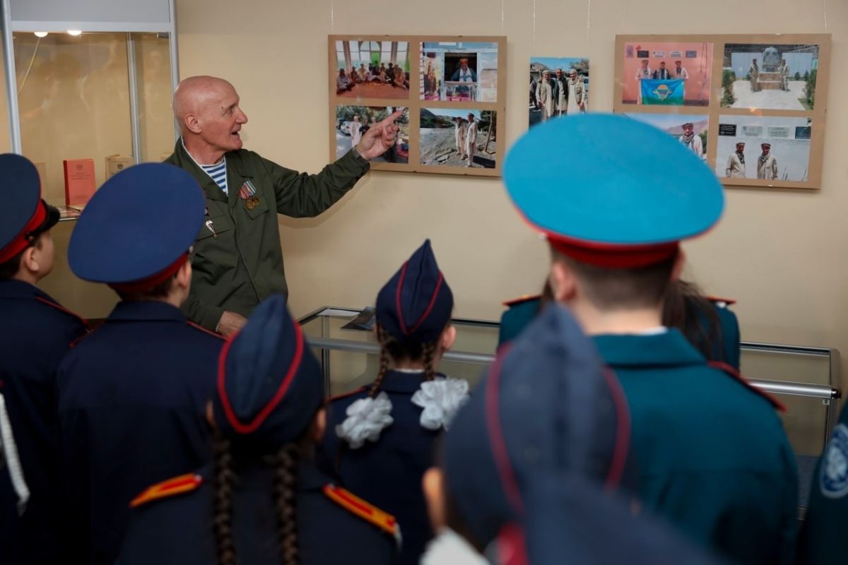 Пуровские партийцы открыли выставку «Подвиг, оставшийся в сердце. Афганская война глазами пуровчан»
