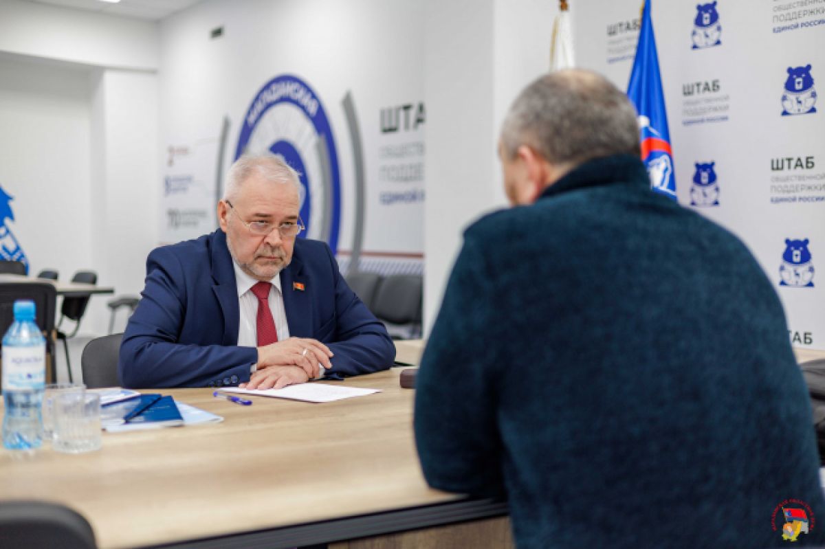 В рамках тематической недели приемов граждан по социальным вопросам с колымчанами встретился Андрей Зыков