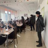 Партийный десант «Единой России» проверил организацию горячего питания в школе №1 с.п. Галашки