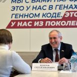 «Спасибо, что вы всегда настоящий, не ИИ». С чем смоляне пришли на прием к Сергею Неверову
