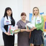 Единороссы Гуково пополнили десятками книг полки детской библиотеки