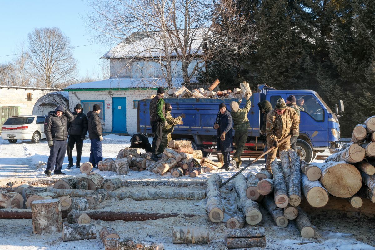 Заготовка дров, уборка снега и решение медицинских вопросов: «Единая Россия» отрабатывает обращения граждан в регионах