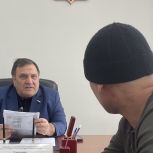 Сайгидпаша Умаханов провёл личный приём граждан в Махачкале: решены вопросы соцподдержки, ЖКХ и устройства детей в сады
