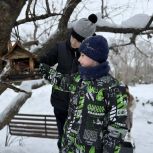 Школьники Саратова открыли «птичьи столовые» на новой экотропе и в городских скверах