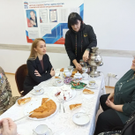 Партийцы Красноярска пригласили участников СВО на чаепитие в рамках акции «Вкус дома — вкус Победы»