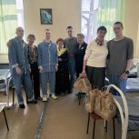 «Тепло для героя» во Владивостоке: серебряные волонтёры передали военнослужащим подарки с оберегами и открытками от школьников