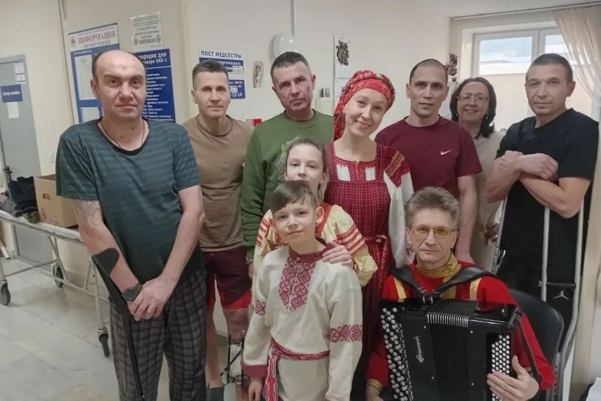 Активист «Женского движения Единой России» организовала концерт для бойцов СВО в областной больнице