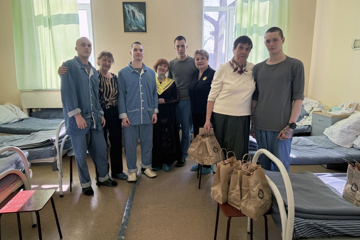 «Тепло для героя» во Владивостоке: серебряные волонтёры передали военнослужащим подарки с оберегами и открытками от школьников