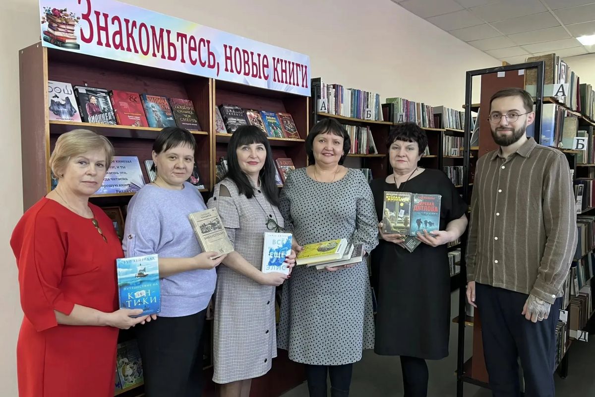 «Единая Россия» подарила новые книги для Бейской районной библиотеки