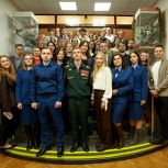 В префектуре ЮЗАО состоялся открытый диалог: ветеран СВО и молодые парламентарии наметили общие цели