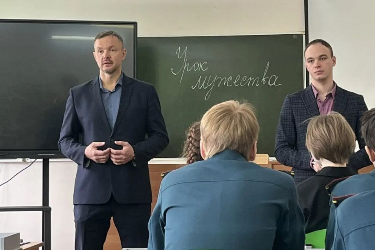Уроки мужества для старшеклассников ангарской школы провели участники СВО – активисты «Единой России»